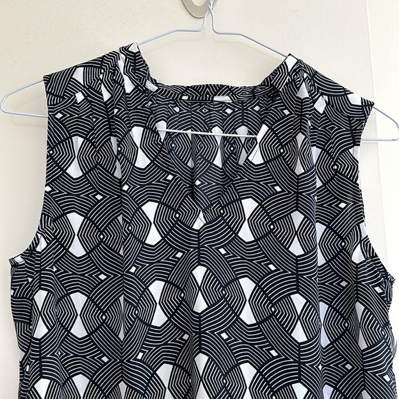 Sleeveless lightweight summer blouse. - Picture 6 of 8